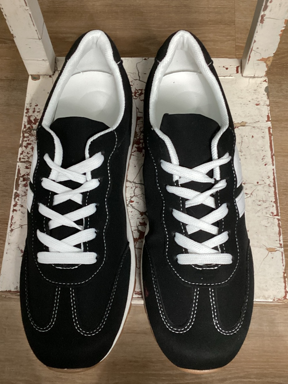 Black and White Women's Low-Top Canvas Sneakers 9-9.5